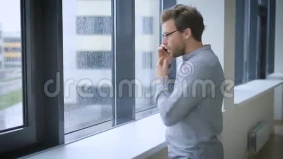 戴眼镜的人热情地在电话上交谈做手势视频的预览图