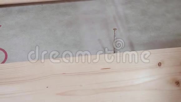 木匠把钉子钉在木板上视频的预览图