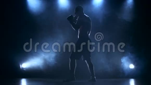 拳击运动员在比赛前集中注意力剪影视频的预览图