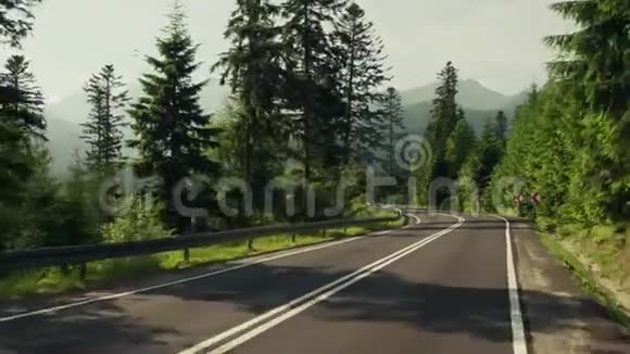 美丽的塔特拉山林弯曲汽车路视频的预览图