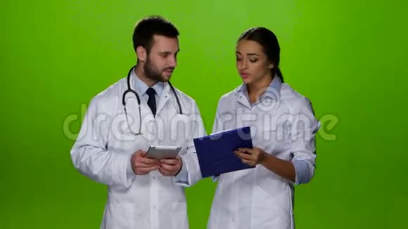 女医生开药治疗病人视频的预览图