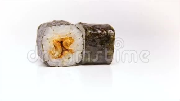 白色背景旋转圈带烟熏Eel的乌纳吉Maki寿司卷视频的预览图