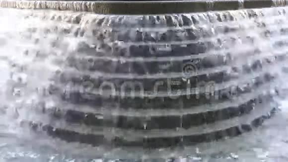 现代喷泉水在台阶上流动视频的预览图
