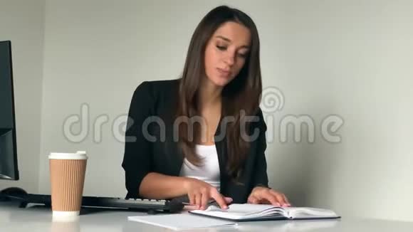 年轻成功的女商人从她的办公室工作电脑视频的预览图