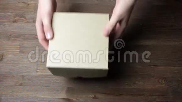礼品盒中的巧克力曲奇或手中的礼品视频的预览图