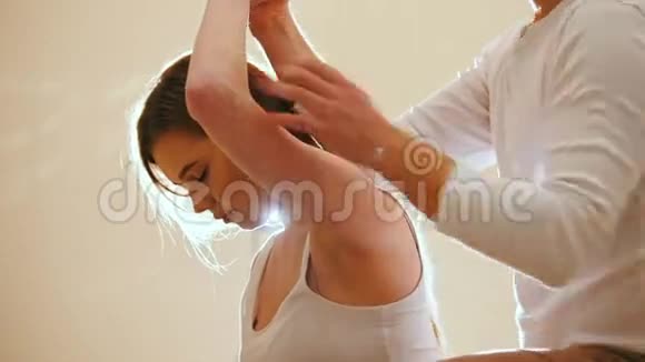 男按摩师为有魅力的女性做泰式按摩视频的预览图