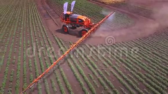 农业喷雾机对农田的工艺灌溉视频的预览图