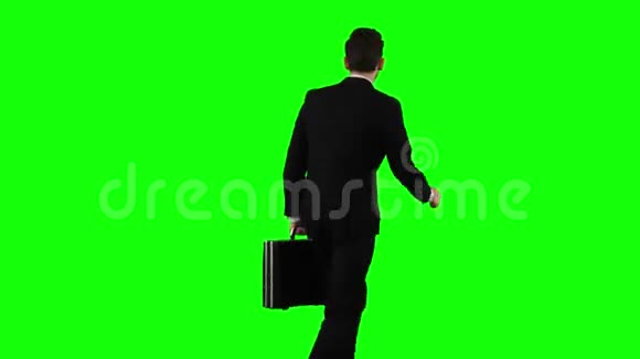 男人手里拿着一个公文包他冲过去绿色屏幕视频的预览图
