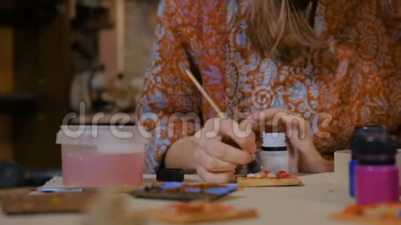 陶工坊专业女陶工绘画陶瓷纪念磁铁视频的预览图