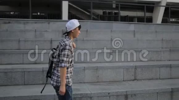 时尚快乐的亚洲学生舞者男子街头舞蹈自由式城市日落视频的预览图