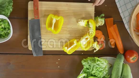 女主厨在厨房的砧板上做沙拉健康食品和剁椒视频的预览图