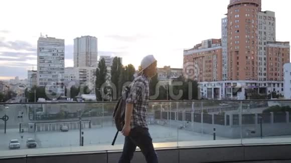 时尚快乐的亚洲学生舞者男子街头舞蹈自由式城市日落视频的预览图