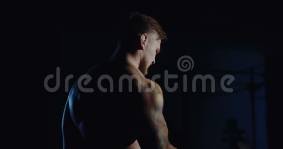 肌肉男在健身房用哑铃锻炼视频的预览图