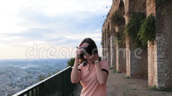 意大利特拉西纳年轻的白种人女性旅游照片拍摄于木星安库尔神庙附近视频的预览图