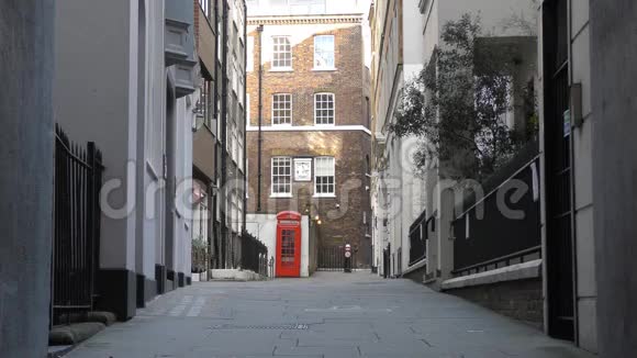英国红色电话亭在一条小街上视频的预览图