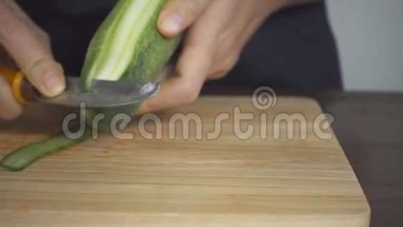 慢动作关闭首席女性制作沙拉健康食品并在厨房的砧板上切黄瓜视频的预览图