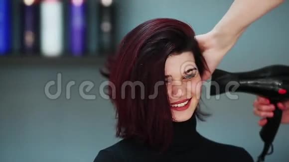 理发店的女人理发欢笑欢乐慢动作视频的预览图