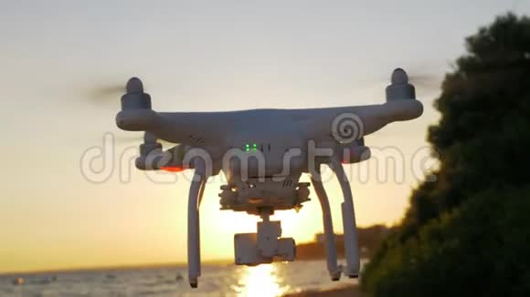 日落时分无人机在海边飞行视频的预览图