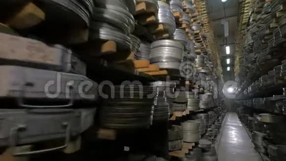 许多录像带被保存在电影档案馆视频的预览图