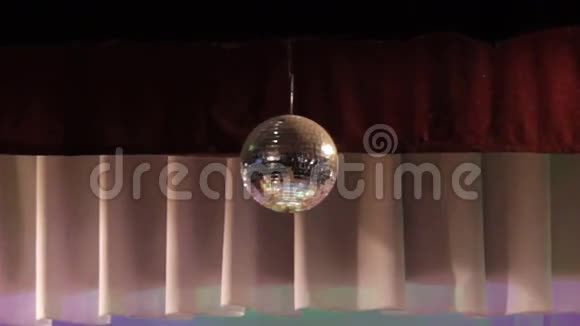 镜球反射白光带反射运动射线的迪斯科球视频的预览图