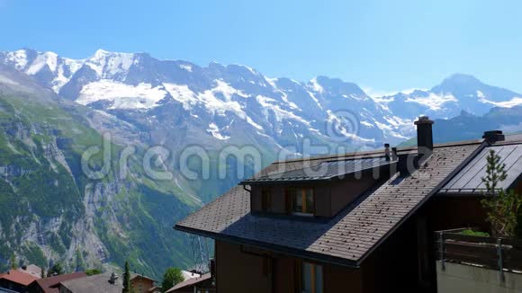 瑞士阿尔卑斯山的美丽村庄瑞士的吉梅尔瓦尔德视频的预览图