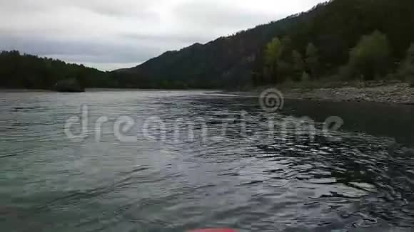 在卡顿河上漂流和划船视频的预览图