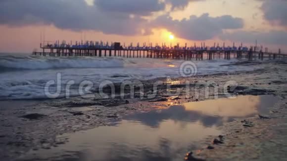 岩石海滩海岸码头的美景视频的预览图