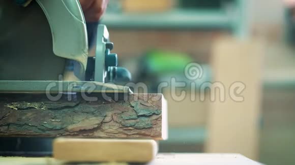 用电锯切割木地板木匠锯木头或木板视频的预览图
