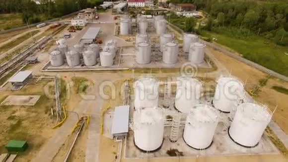 石油工业区蓄水池和沙子上的储罐空中景色视频的预览图
