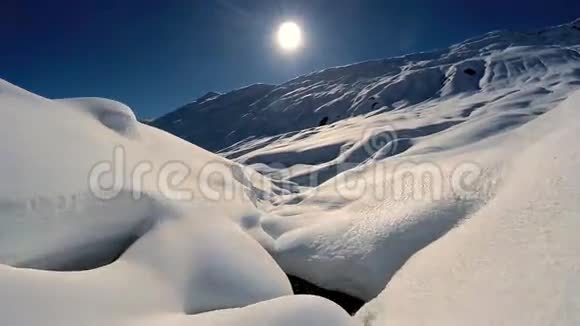 冬天的风景白雪覆盖的山脉空中景色飞翔视频的预览图