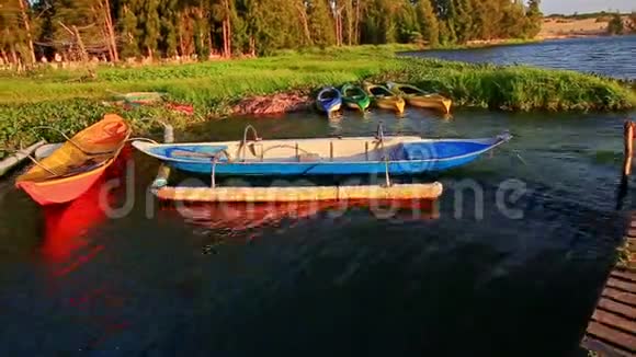 草岸湖木码头空船漂浮视频的预览图