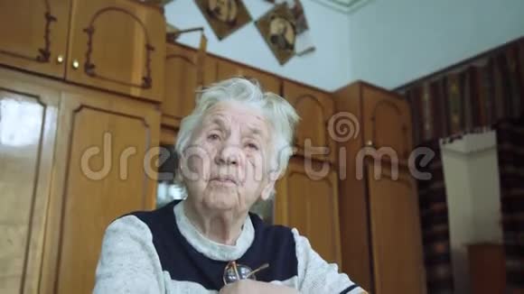老奶奶独自一人皱着眉头看着镜头说视频的预览图
