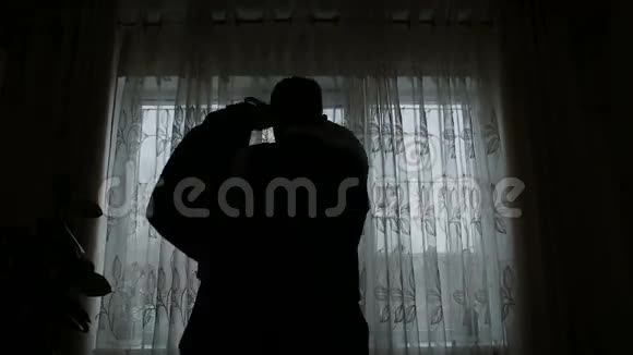 时尚男士着装衬衫西装和背心靠近窗户视频的预览图