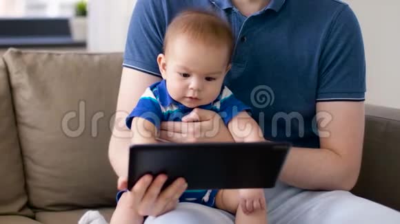 带着父亲在家看平板电脑的小男孩视频的预览图