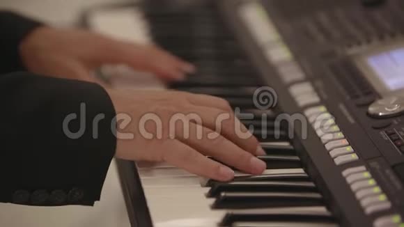 男人的双手在电动钢琴上弹奏视频的预览图