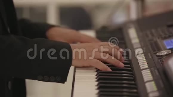 男人的双手在电动钢琴上弹奏视频的预览图