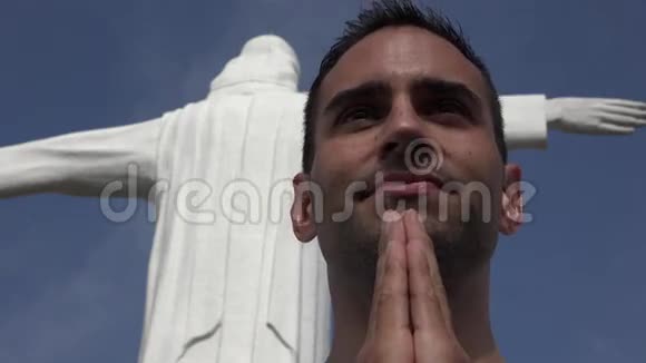 在基督山雷雕像前祈祷视频的预览图