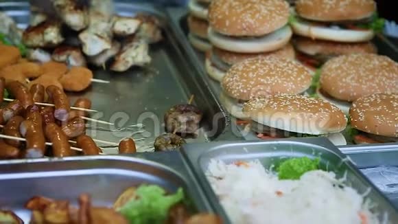 丰富的什锦油炸街食品视频的预览图