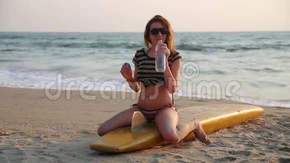 坐在冲浪板上的女人视频的预览图