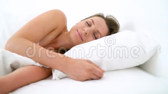 可爱的女孩睡在床上醒来伸展身体微笑视频的预览图