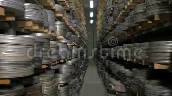 成千上万的胶片卷被储存在胶片档案中视频的预览图