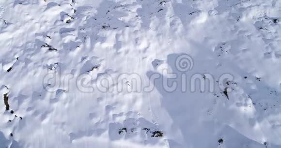 空中飞翔在雪山山脊上的山谷中这是一座建造者户外冰雪高山野生大自然视频的预览图