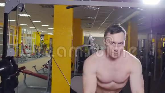 他在健身房训练二头肌视频的预览图