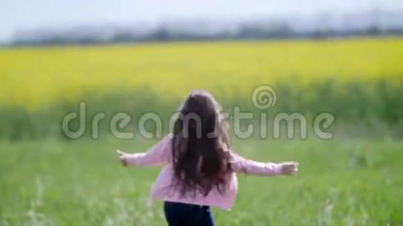 小女孩跑到黄田视频的预览图