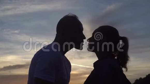 幸福的一对相爱的夫妻站在屋顶上看美丽的日出视频的预览图