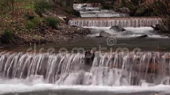 山河小瀑布上美丽的景色视频的预览图