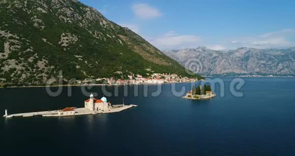 在Perast镇附近的Kotor湾的Rocks教堂和SvetiDjordje岛上观看我们的夫人视频的预览图