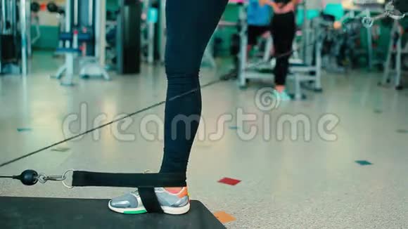 特写镜头女人踢腿的时候视频的预览图