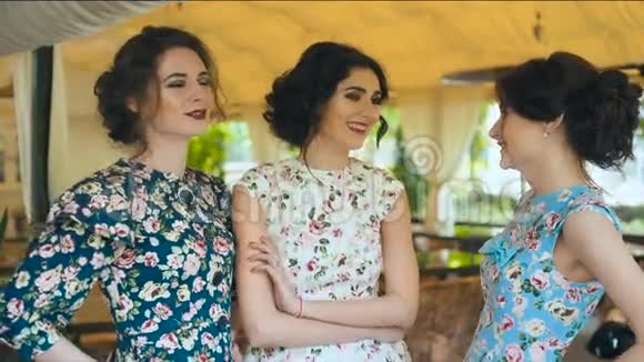 三个老式的健谈女朋友视频的预览图