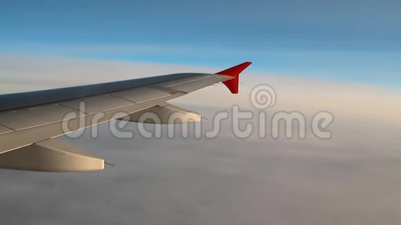 客机机翼和飞行期间密集的阴天视频的预览图